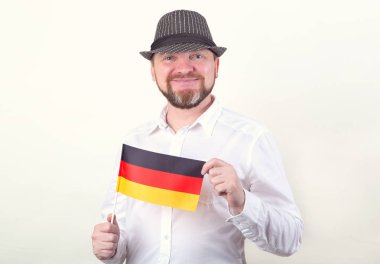 Almanya bayrağı elinde hafif bir arka plan üzerinde yetişkin adam.