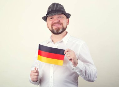 Almanya bayrağı elinde gri bir arka plan üzerinde yetişkin adam.