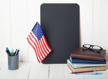 Kitap, defter, Not alanı ve ABD ahşap bir masa üzerinde bayrak. İngilizce dil öğrenme. Eğitim Amerika Birleşik Devletleri.