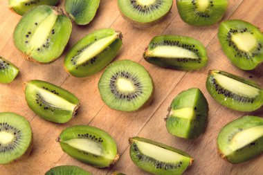 Ahşap oyun tahtası kivi dilimleri.