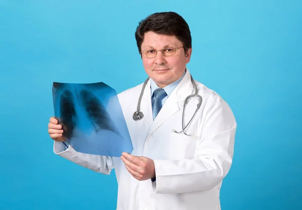 Middle Aged Man Doctor Standing Blue Background Therapist Examines Rengen — Stock Photo, Image