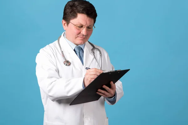 Doctor Makes Record Info Card Patient Writes Out Prescription Middle — Stock Photo, Image
