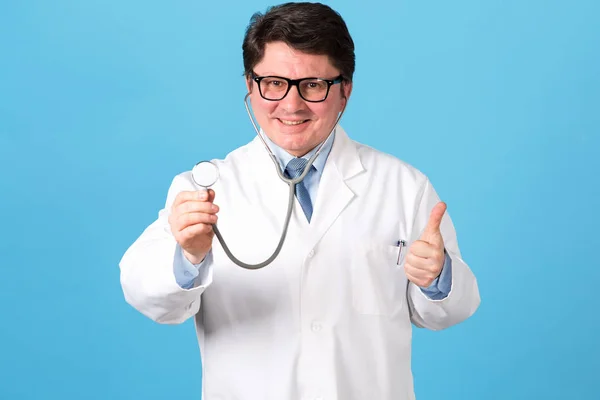Vor Ihm Auf Blauem Hintergrund Lauscht Ein Gestandener Arzt Einem — Stockfoto