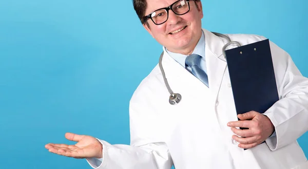Concept Doctor Advertising Your Products While Standing Blue Background Mature — Stock Photo, Image
