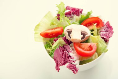 Taze yeşil salata, domates ve mantar champignon bırakır. Vejetaryen yiyecekler.