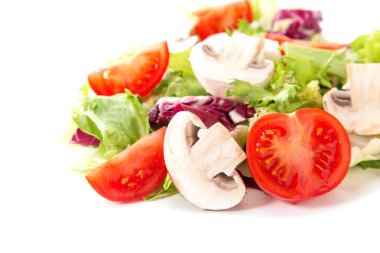 Taze yeşil karışımı salata yaprakları friz, radicchio, hindiba, domates ve champignon hafif bir arka plan üzerinde mantar. Diyet sebze menü.