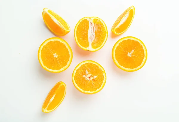 Vista Superior Rebanadas Frutos Enteros Naranja Sobre Fondo Claro Composición —  Fotos de Stock