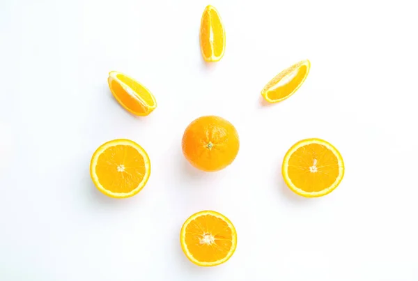 Vista Superior Rebanadas Frutos Enteros Naranja Sobre Fondo Claro Composición —  Fotos de Stock