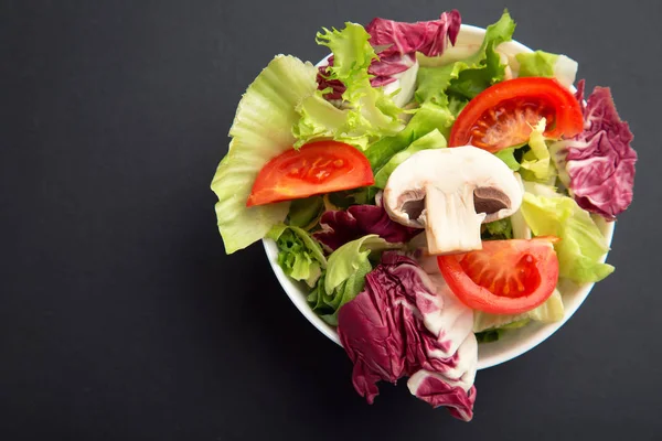 Prato Com Salada Folhas Verdes Frescas Tomate Cogumelo — Fotografia de Stock