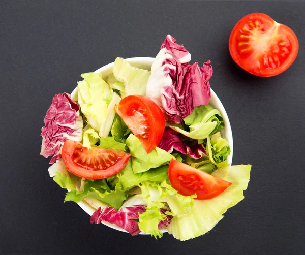 Prato Com Salada Folhas Verdes Frescas Tomate Cogumelo — Fotografia de Stock