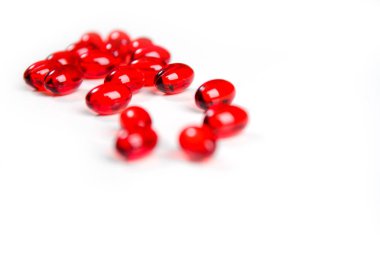 Vitamin E. kapsül ile e vitamini yağı beyaz zemin üzerine kırmızı renk.
