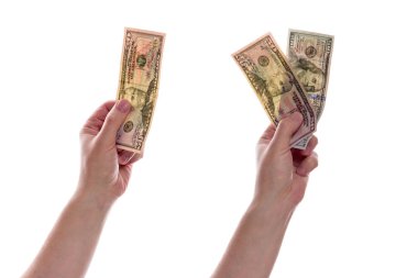 Bir banknot yüz dolar ve bill 50 dolar dolar holding beyaz bir arka plan üzerinde iki erkek eller. Bir elinde, diğer elinde elli yüz elli ABD dolar..