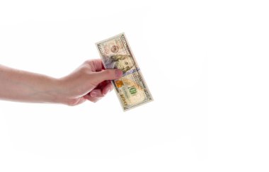 El yüz dolar faturaları ABD beyaz arka plan üzerinde tutarak.