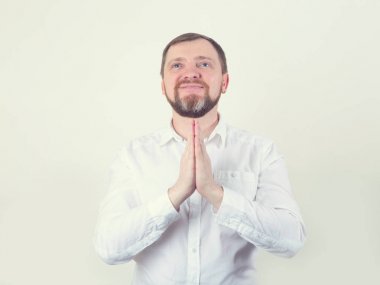 Dua ediyorum. Dua bir sakallı bir yetişkin mutlu adam onun ellerini önünde tutar.