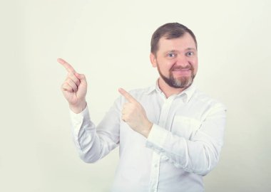 Yetişkin bir adam sakallı parmaklarını tarafına işaret ediyor.