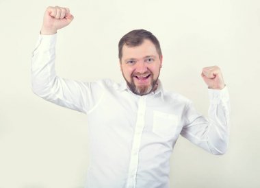 Şans bu! Bir yetişkin iş adamı bir kazananın poz 40 yaşında ellerini kaldırdı. İş şampiyonu.