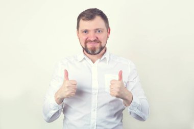 Mutlu adam. Yetişkin erkek 40 yaşındaki başparmaklarını kaldırdı.