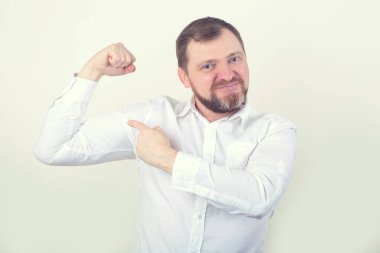 Ben güçlüyüm! Bir yetişkin iş adamı 40 yıl kazanan poz kasları gösterir. Şampiyon.