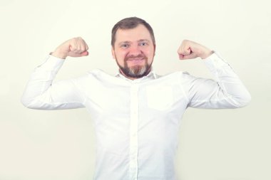 Ben güçlüyüm! Bir yetişkin iş adamı 40 yıl kazanan poz kasları gösterir. Şampiyon.