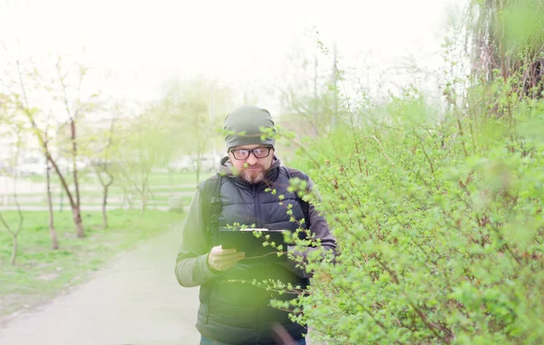 Man Ecologist Conducts Research Flowering Trees Agronomist Breeder Garden — Stock Photo, Image