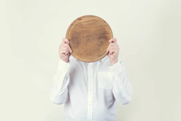 Hombre Cubrió Cara Con Una Bandeja Madera —  Fotos de Stock