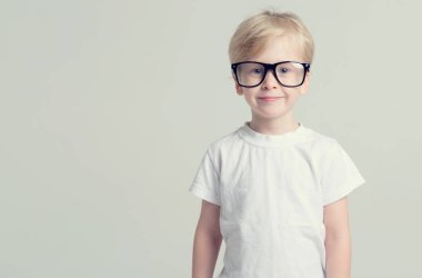 Akıllı çocuk. 4 yaşında bir çocuk gözlük.