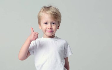 Sarışın küçük çocuk parmağını kaldırdı.