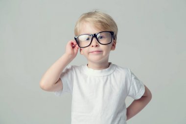 Akıllı çocuk. 4 yaşında bir çocuk gözlük.