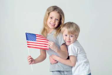 Küçük erkek ve kız ile Amerika Birleşik Devletleri bayrağı. Kardeş birlikte.