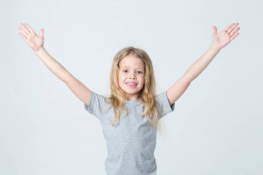 Gülümseyen kız elleri kadar hafif bir arka plan üzerinde mutluluktan kaldırdı.