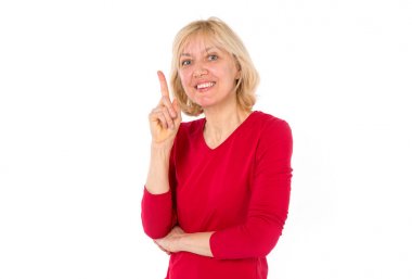 Bir fikir! İyi yeni çözüm! Orta yaşlı bir kadın parmağını kaldırdı. Yetişkin 50 yaşında bir kadın. Parmak kadar.