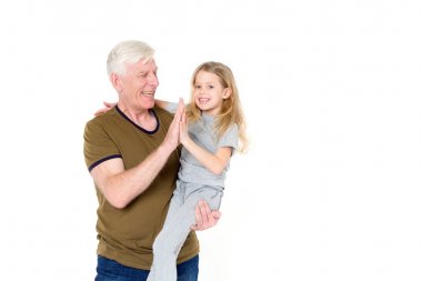 Küçük bir kız olan adam. Baba ve kızı. Torunu ve büyükbaba. Mutlu bir aile.