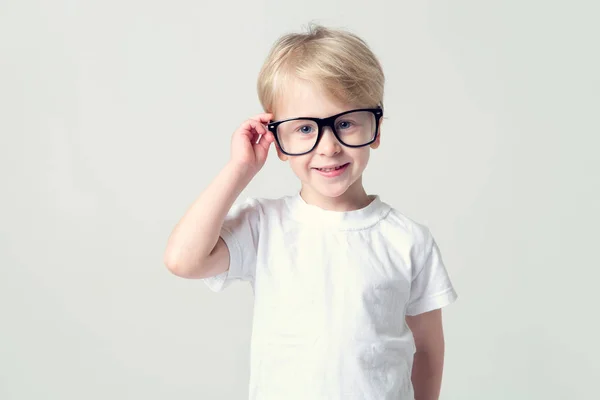 スマートの少年 歳の男の子が眼鏡をかけて — ストック写真