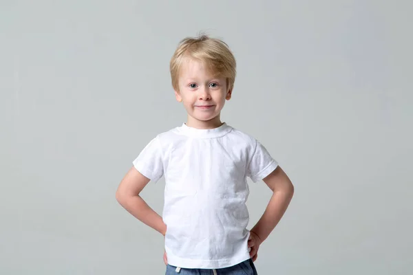 Retrato Del Estudio Niño Años Sobre Fondo Gris Chico Rubio —  Fotos de Stock