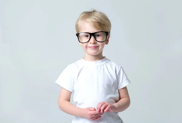Έξυπνο Αγοράκι Χρονών Αγόρι Που Φοράει Γυαλιά — Φωτογραφία Αρχείου