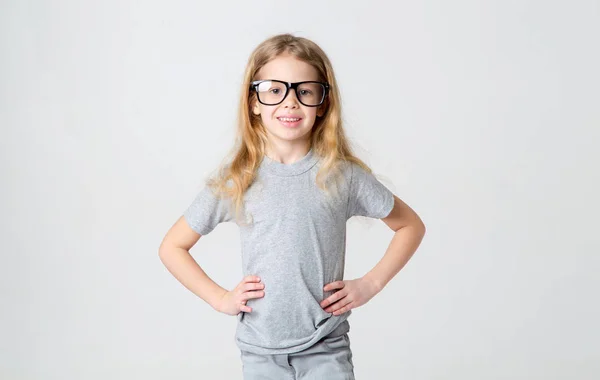 メガネでスマートな小さな女の子 歳の女の子 — ストック写真