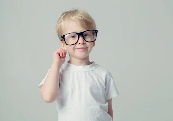 Blond Petit Garçon Avec Des Lunettes Fait Souhait Tient Oreille — Photo