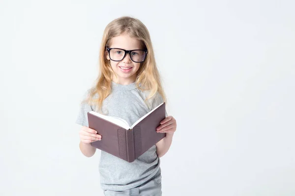 Κοριτσάκι Γυαλιά Ένα Βιβλίο Στα Χέρια Της — Φωτογραφία Αρχείου