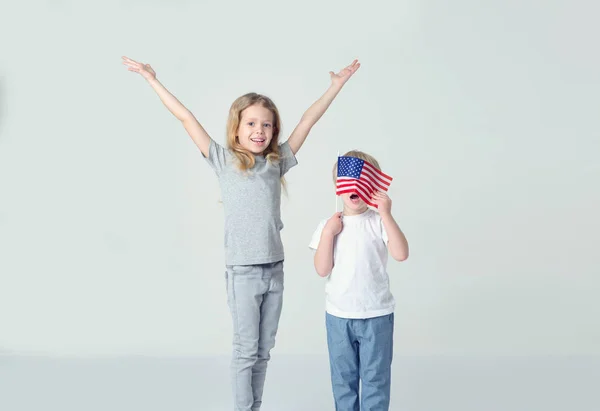 Fille Joyeuse Petit Garçon Avec Drapeau Des États Unis Amérique — Photo