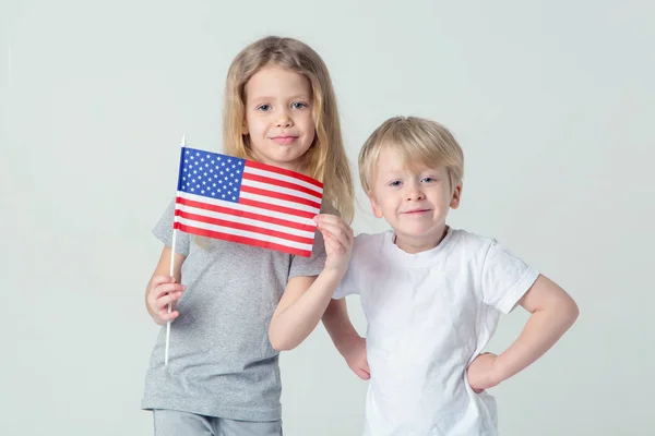 Μικρό Αγόρι Και Κορίτσι Σημαία Των Ηνωμένων Πολιτειών Της Αμερικής — Φωτογραφία Αρχείου