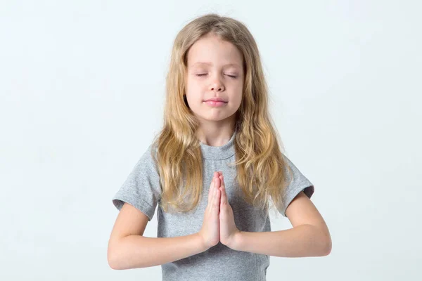 Niña Con Los Ojos Cerrados Cruzó Las Manos Oración Meditación — Foto de Stock