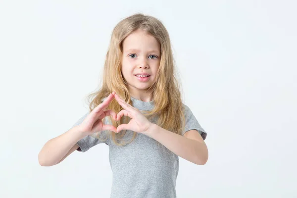 Kleines Mädchen Zeigt Händen Ein Herzzeichen Das Auf Hellem Hintergrund — Stockfoto