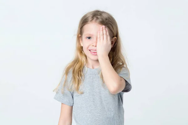 Liten Flicka Stängd Ena Ögat Med Sin Hand Står Ljus — Stockfoto