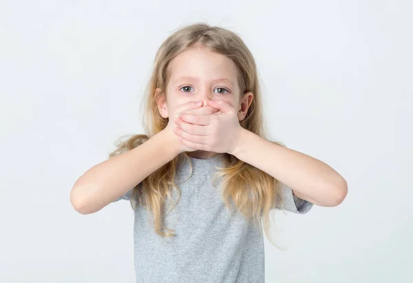 Schweigt Redet Nicht Kleines Mädchen Bedeckte Ihren Mund Mit Den — Stockfoto