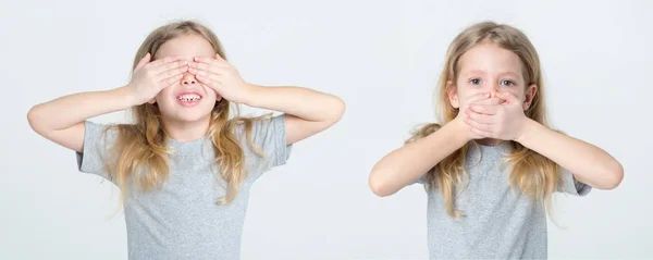 Två Små Flickor Omfattas Henne Ögon Med Den Andra Stängda — Stockfoto