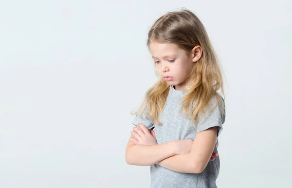 Trauriges Kleines Mädchen Steht Auf Hellem Hintergrund — Stockfoto