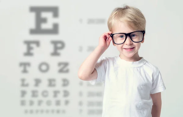 Menino Óculos Fazer Teste Aos Olhos Testes Visão Mesas Visitar Imagens Royalty-Free