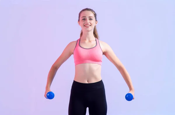 Jonge Fitnessvrouw Vrouw Doen Oefeningen Met Twee Halters Staan Een — Stockfoto