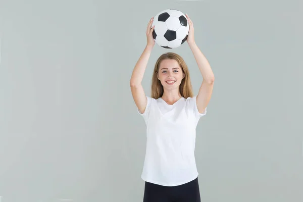 Jovem Mulher Uma Camisa Branca Levantou Uma Bola Futebol Acima — Fotografia de Stock