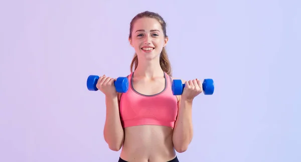 Jonge Fitnessvrouw Vrouw Doen Oefeningen Met Twee Halters Staan Een — Stockfoto